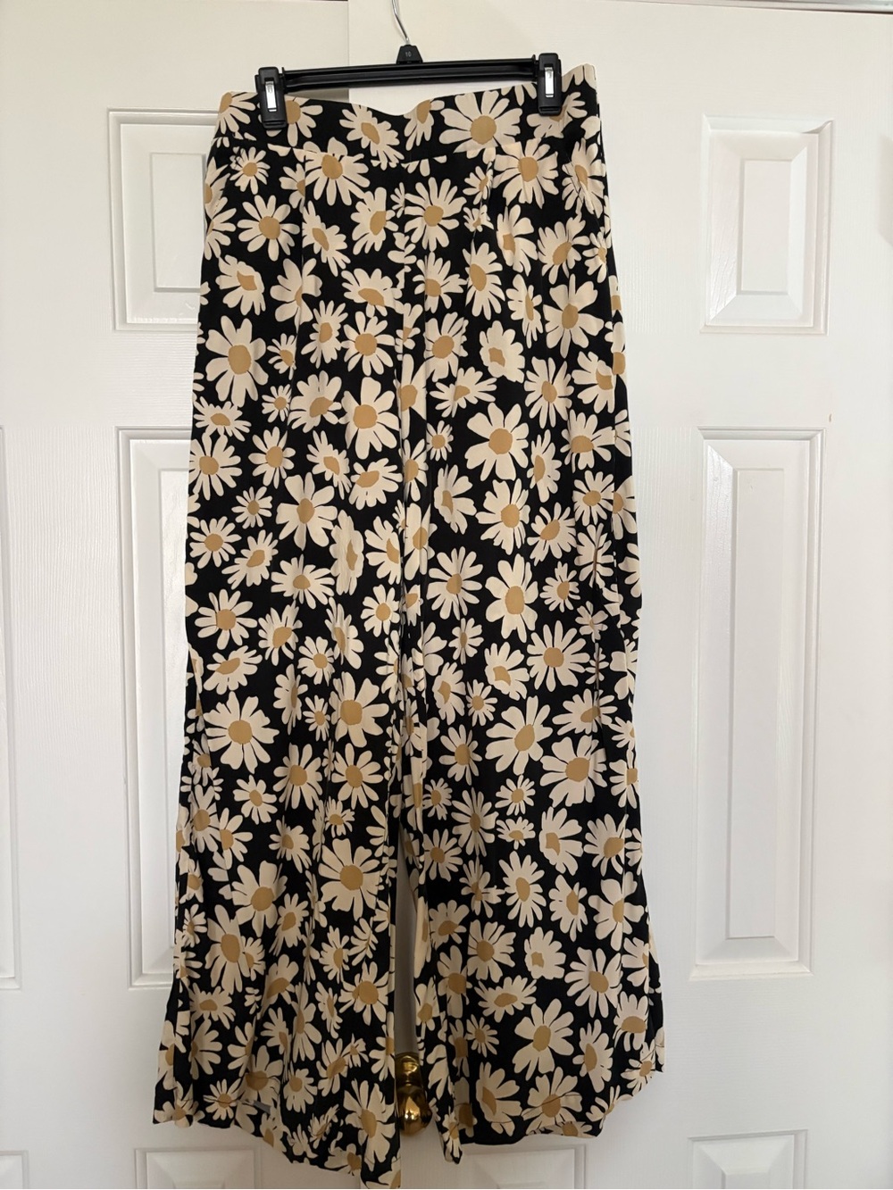 torrid Black Wide-Leg Pants with Cream Daisy Print size 00